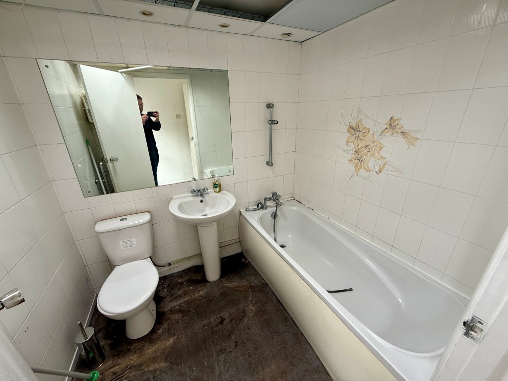 Lot: 30 - GARAGE WITH LIVING ACCOMMODATION AND LAPSED PLANNING - Bathroom with W.C.